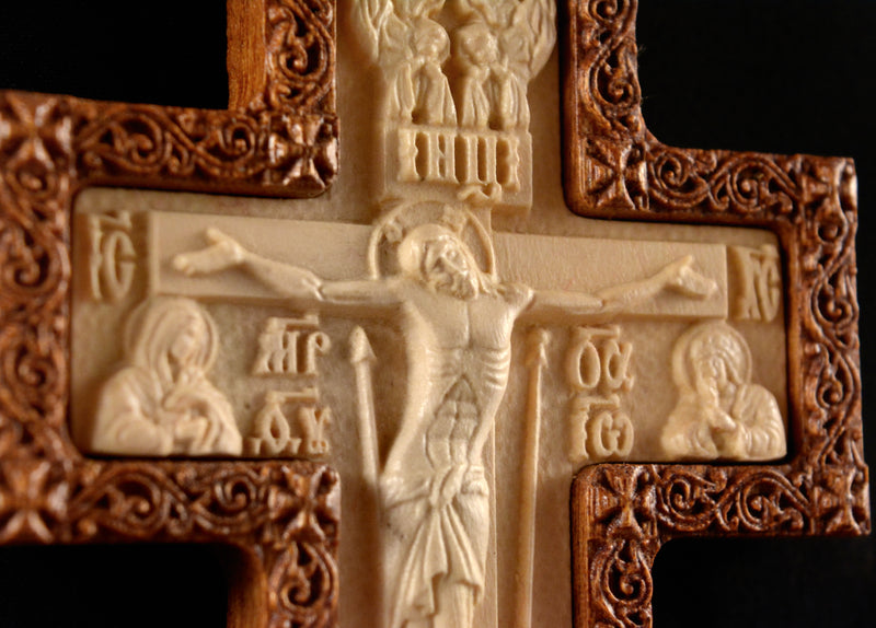 WOODEN CARVED CRUCIFIX